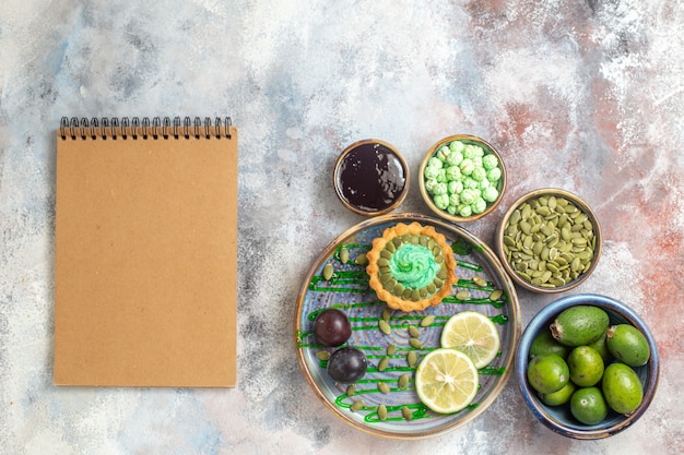 Gratis foto bovenaanzicht kleine romige cake met fruit