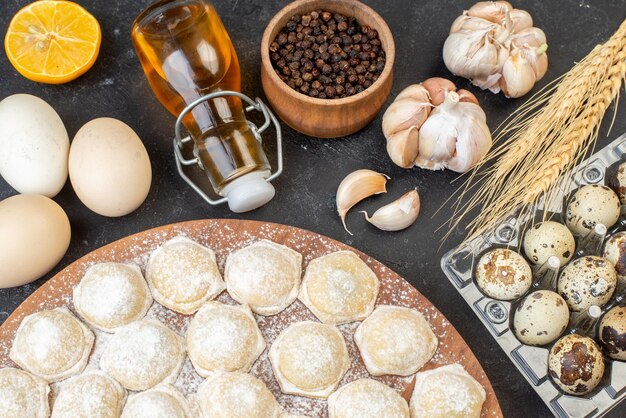 Bovenaanzicht kleine stukjes deeg met bloem op donkere achtergrond taart knoedels deeg broodje hotcake kleur taart vlees