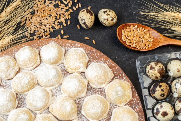 Bovenaanzicht kleine stukjes deeg met bloem op donkere achtergrondkleur taart cake hotcake deeg knoedel broodje vlees