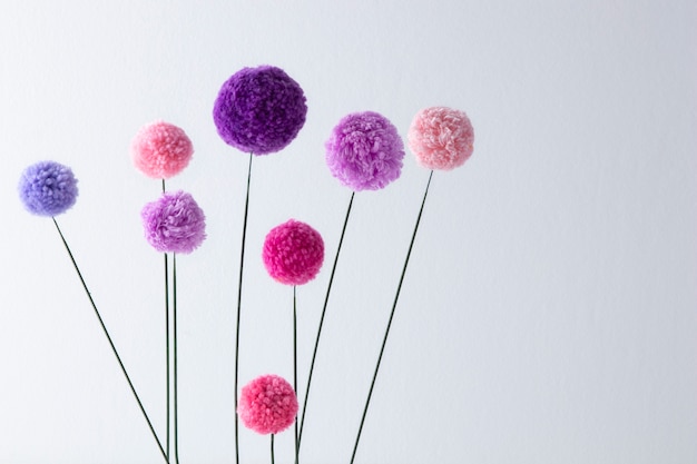 Gratis foto bovenaanzicht kleurrijk pom poms arrangement