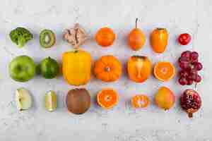 Gratis foto bovenaanzicht kleurrijke groenten en fruit