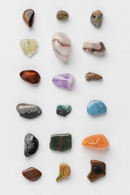 Bovenaanzicht kleurrijke kleine stenen collectie