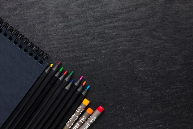 Bovenaanzicht kleurrijke kleurpotloden en potloden