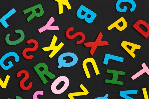 Bovenaanzicht kleurrijke letters arrangement