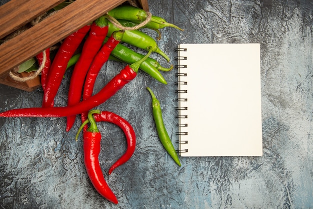 Gratis foto bovenaanzicht kleurrijke pittige paprika's