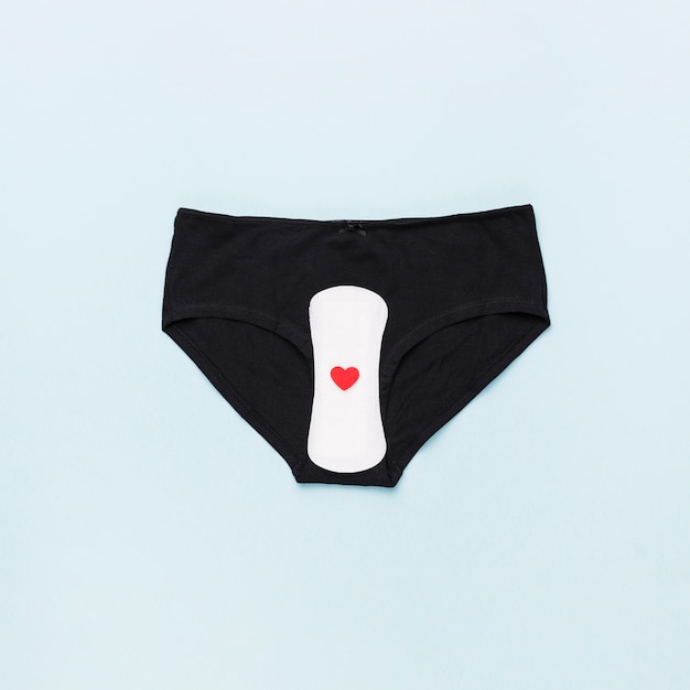 Gratis foto bovenaanzicht knickers met maandverband