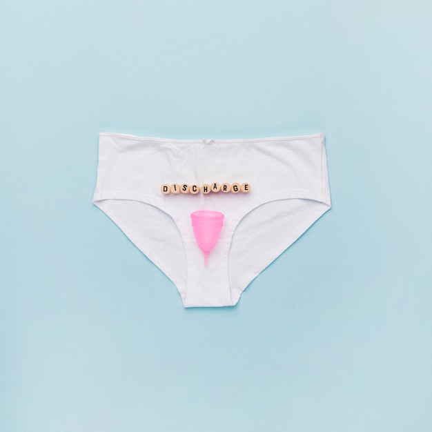 Gratis foto bovenaanzicht knickers met menstruatiecup en woord