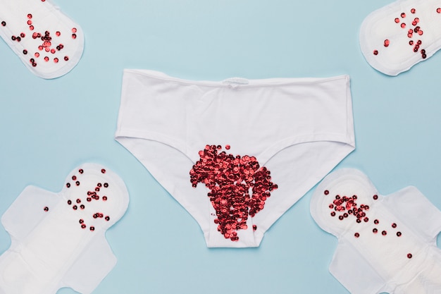 Bovenaanzicht knickers met rode pailletten en maandverband