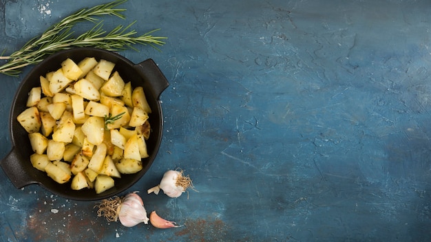 Gratis foto bovenaanzicht knoflook en aardappelen frame