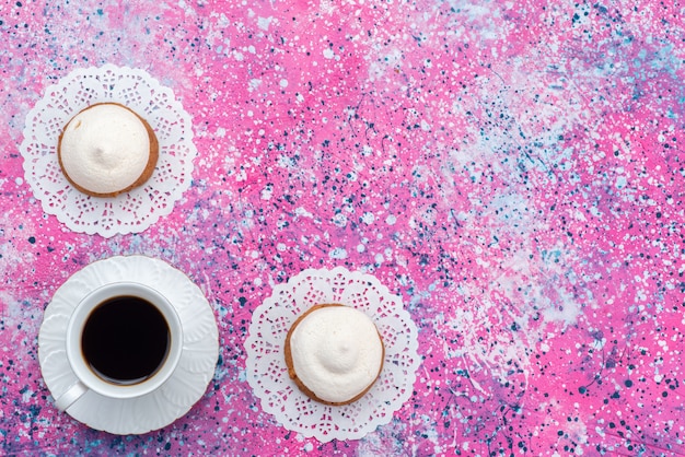 Bovenaanzicht koekje met room samen met kopje koffie op de gekleurde achtergrond cake bsicuit suiker zoete bak