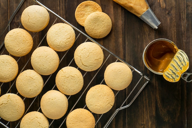 Bovenaanzicht koekjes en blik