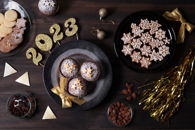 Bovenaanzicht koekjes en cupcakes arrangement