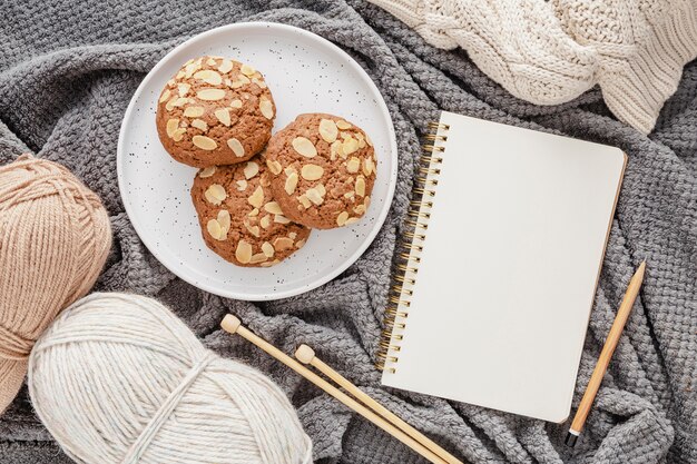 Bovenaanzicht koekjes, garen en agenda op deken