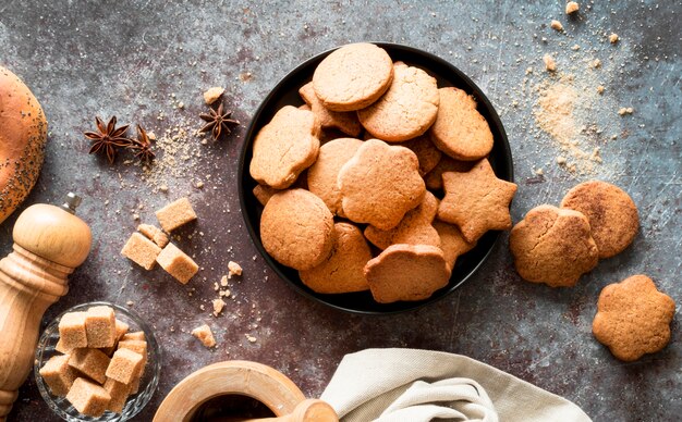 Bovenaanzicht koekjes in kom met bruine suikerklontjes