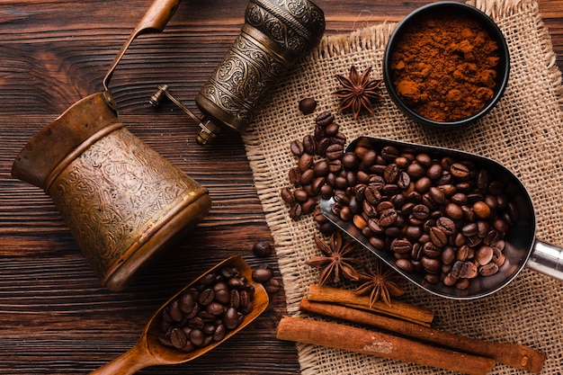 Bovenaanzicht koffie accessoires op de tafel