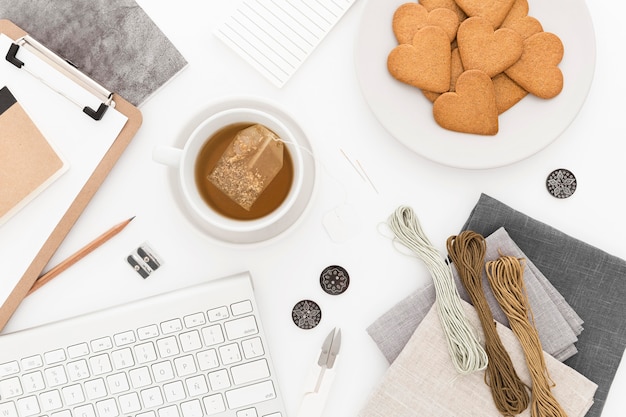 Bovenaanzicht koffie en koekjes