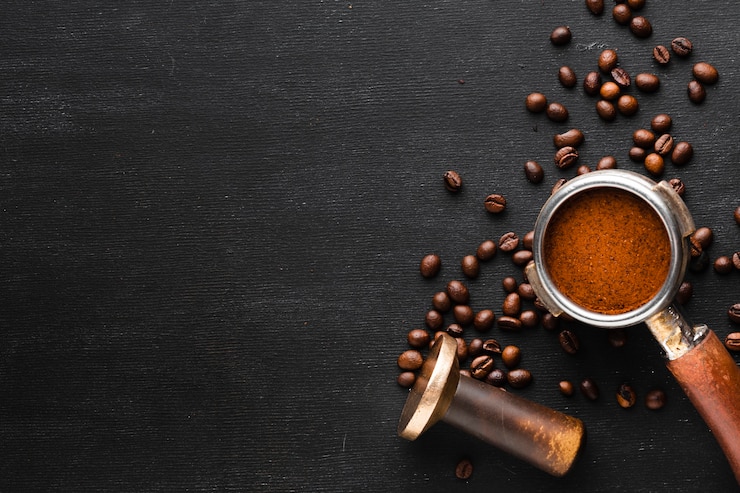 Gratis Foto bovenaanzicht koffie knoeien met kopie ruimte