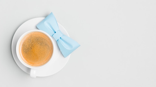 Gratis foto bovenaanzicht koffie met strikje op tafel