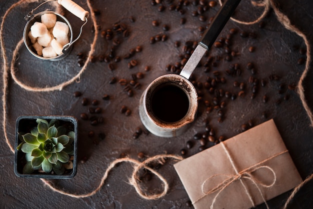 Bovenaanzicht koffie waterkoker met geroosterde bonen