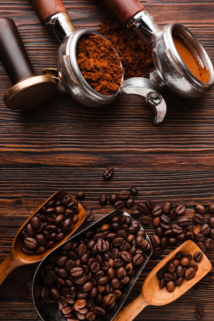 Gratis Foto bovenaanzicht koffiebonen met accessoires