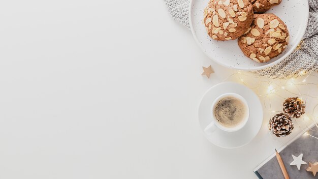 Bovenaanzicht koffiekopje en koekjes met kopie-ruimte