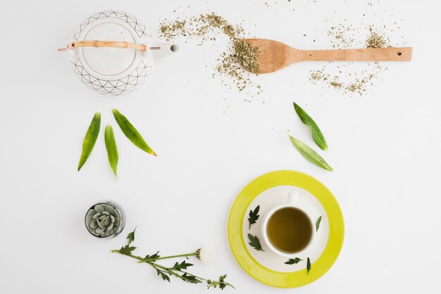 Bovenaanzicht koffiekopje met bladeren