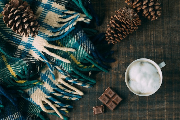 Gratis foto bovenaanzicht koffiekopje met chocolade