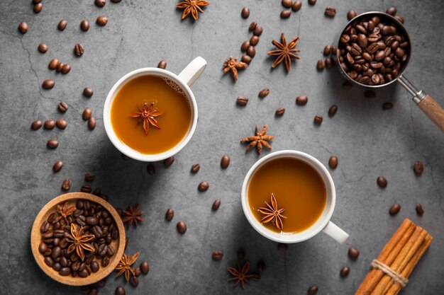 Bovenaanzicht koffiekopjes met ingrediënten