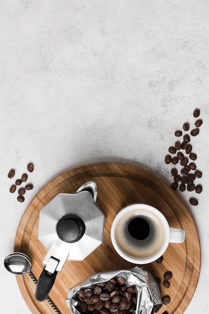 Bovenaanzicht koffiemolen met verse warme drank en kopie ruimte