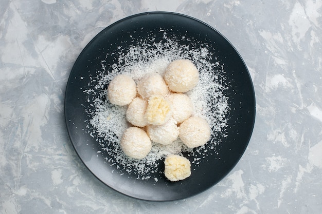 Bovenaanzicht kokos snoepjes op wit