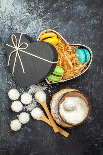 Bovenaanzicht kokossnoepjes met franse macarons op grijze achtergrond taart vakantie cadeau rode liefde paar Valentijnsdag zoete goodie kleur