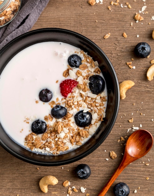 Bovenaanzicht kom met biologische granola