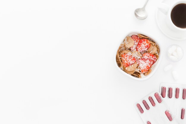 Bovenaanzicht kom met fruit voor ontbijt en bureau tools