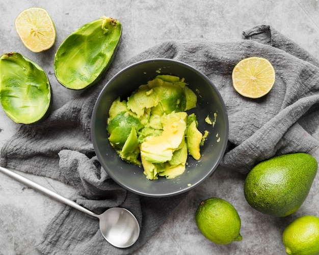 Bovenaanzicht kom met verse avocado