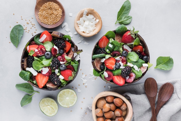 Gratis foto bovenaanzicht kommen met groenten en fruit