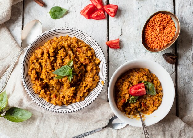 Bovenaanzicht kommen met pittig Indisch eten