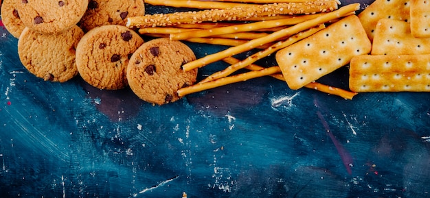 Bovenaanzicht kopie ruimte cookies en breadsticks op een blauwe achtergrond