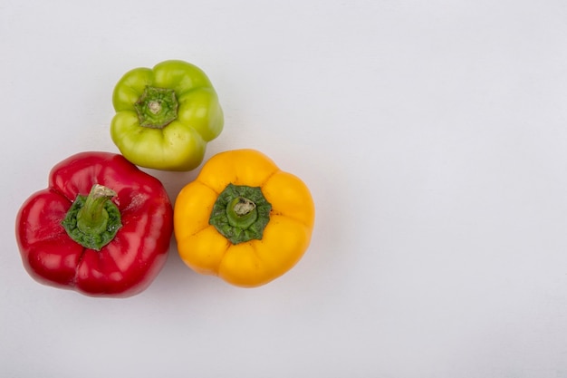 Bovenaanzicht kopie ruimte gekleurde paprika op witte achtergrond