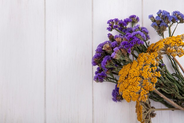 Bovenaanzicht kopie ruimte paarse en gele wilde bloemen op witte achtergrond