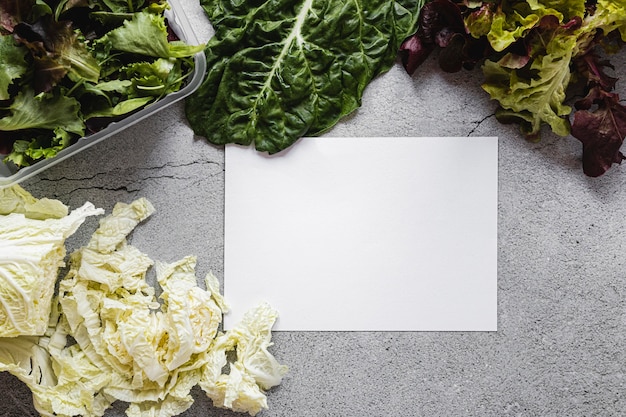 Bovenaanzicht kopie ruimte papier en salade