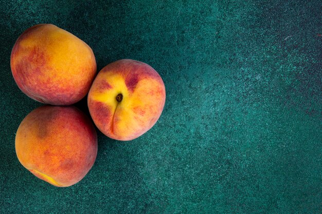 Bovenaanzicht kopie ruimte perziken op groen