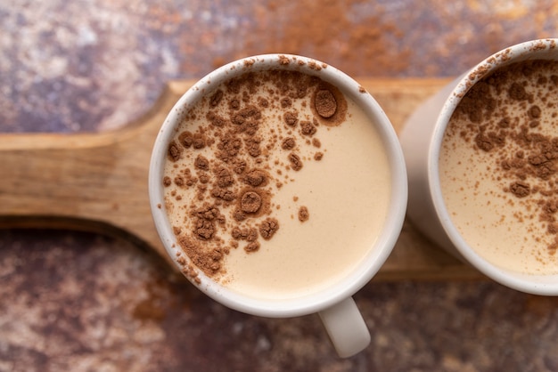 Bovenaanzicht kopje koffie met cacaopoeder