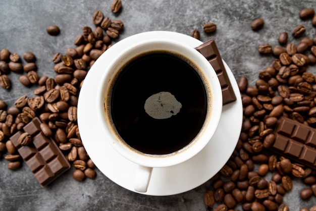 Bovenaanzicht kopje koffie met chocolade