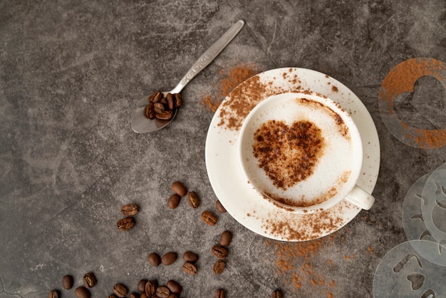 Bovenaanzicht kopje koffie met een hart