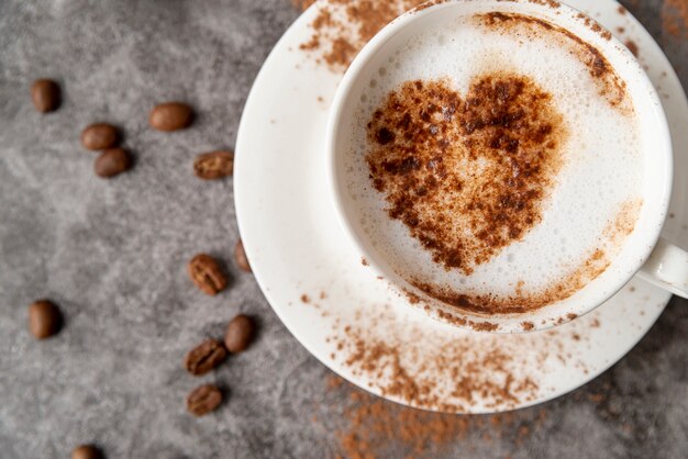 Bovenaanzicht kopje koffie met een hart