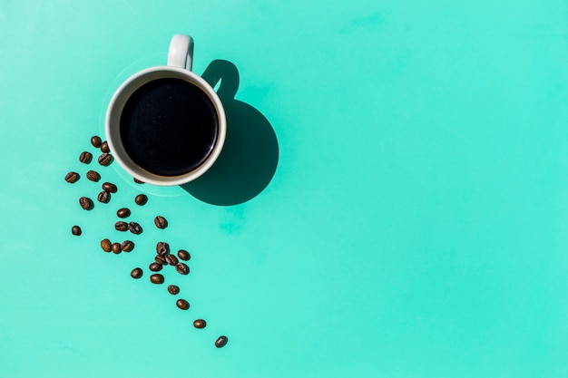 Bovenaanzicht kopje koffie met granen