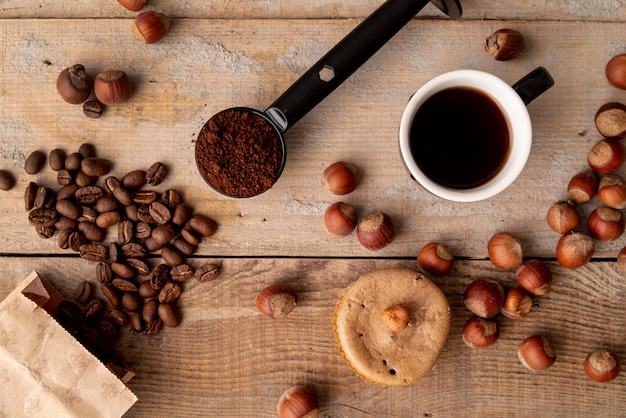 Bovenaanzicht kopje koffie met houten achtergrond