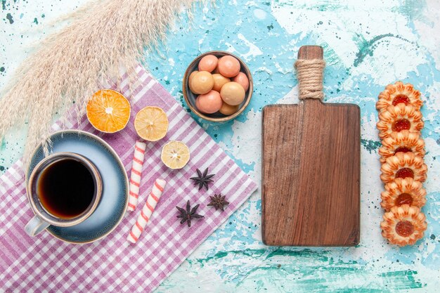 Bovenaanzicht kopje koffie met koekjes op lichtblauwe achtergrond cake bakken zoete suikertaart koekje