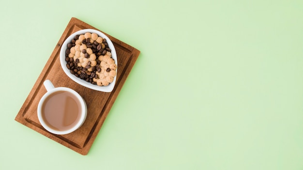 Gratis foto bovenaanzicht kopje koffie met koekjes