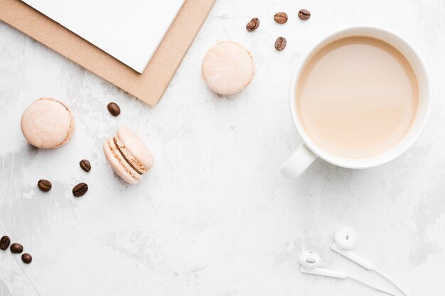 Bovenaanzicht kopje koffie met koekjes